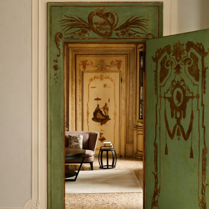 aman-venice-accommodation-alcova-tiepolo-suite-living-room_4
